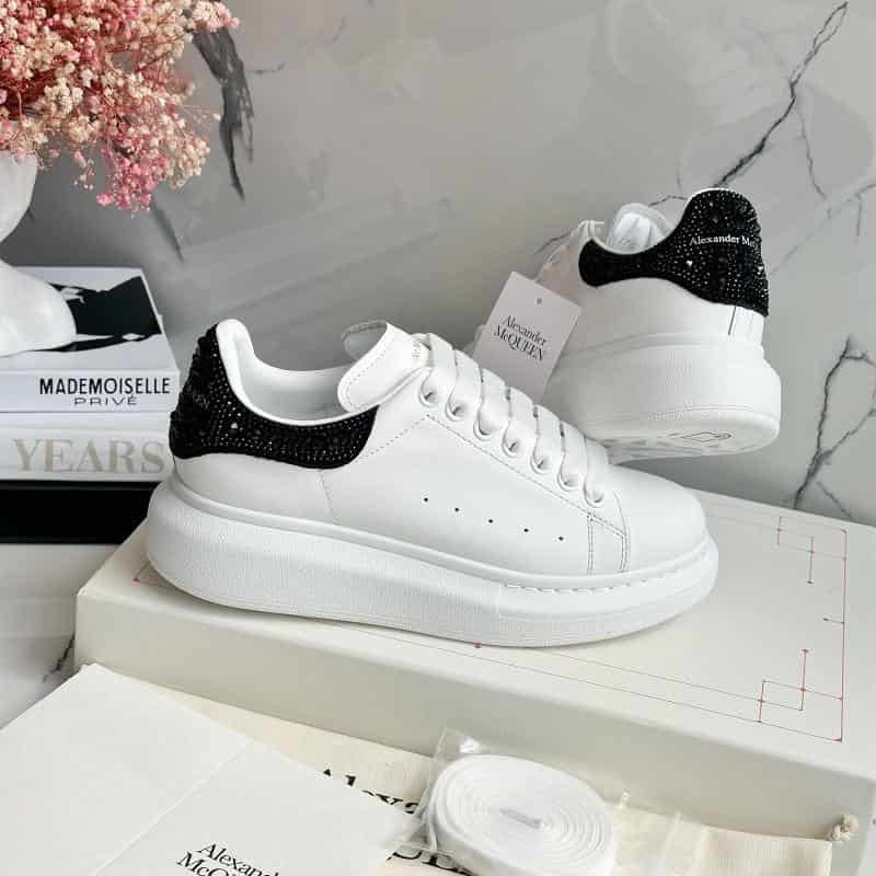 TENIS MCQUEEN CLASICO PIEDRAS ATRAS - miniatura 1
