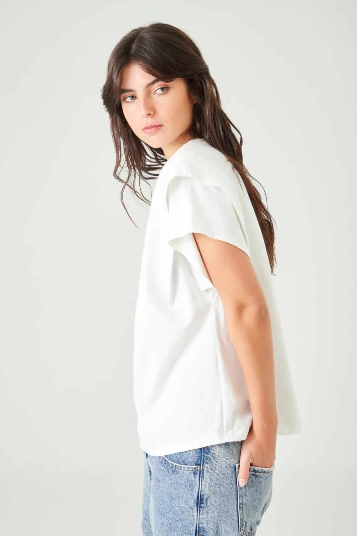 Camiseta relaxed fit bolero en hombro en blanco para mujer - miniatura 2