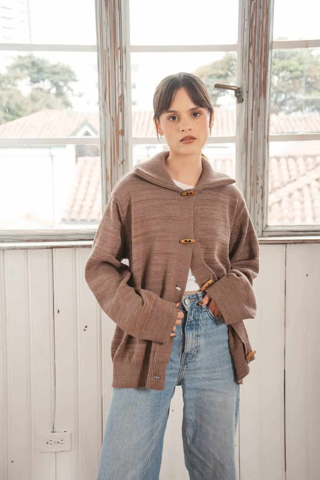 sweater botones madera café - miniatura 3