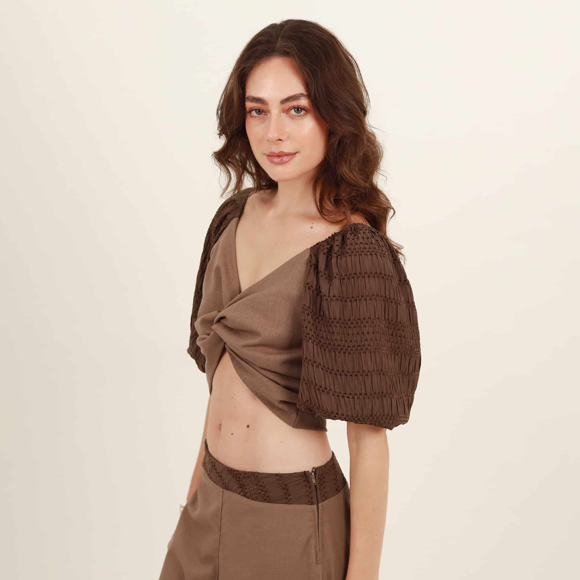 Blusa crop cuello nudo manga corta ranglán - miniatura 4