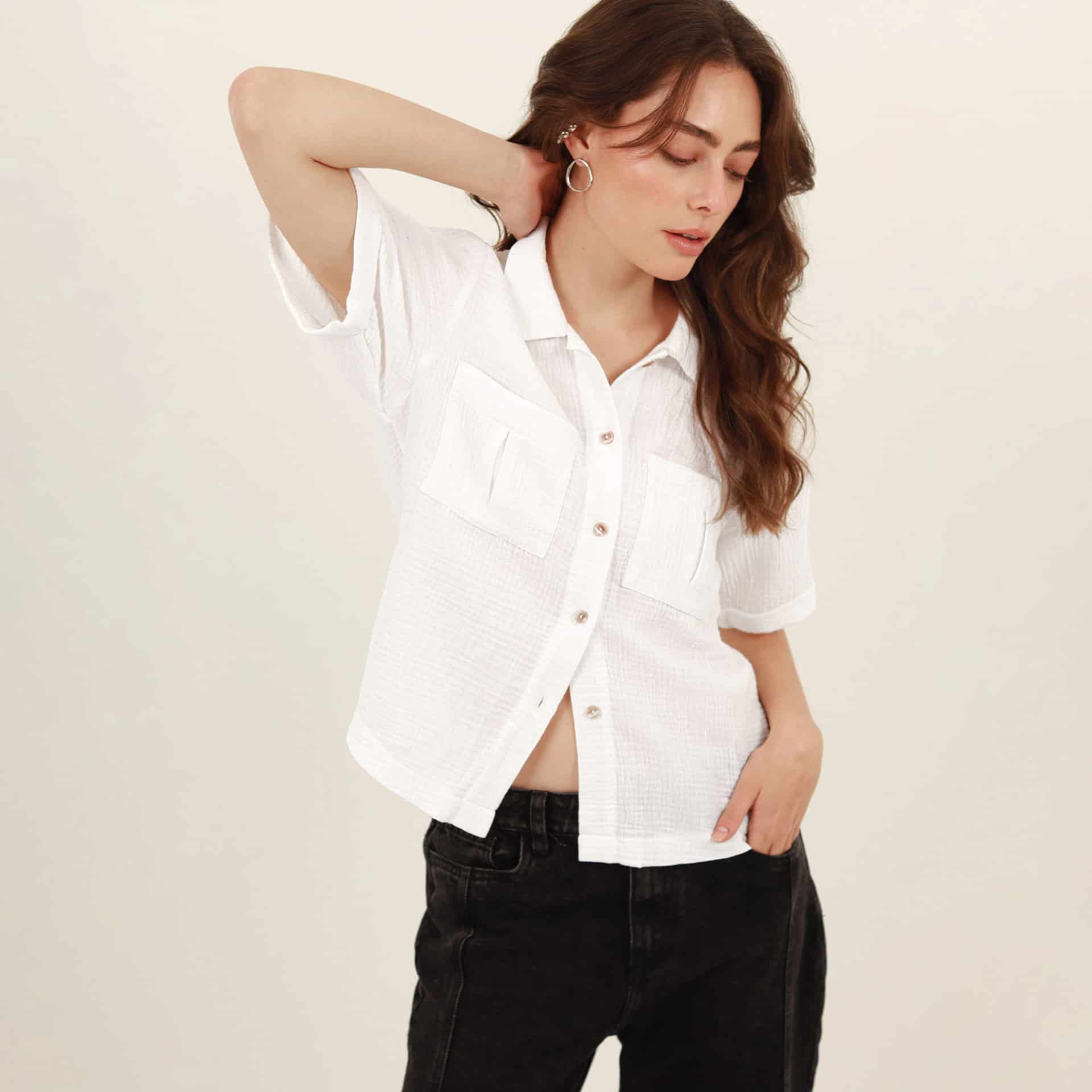 Blusa abierta cuello sport manga corta con bolsillos - miniatura 7
