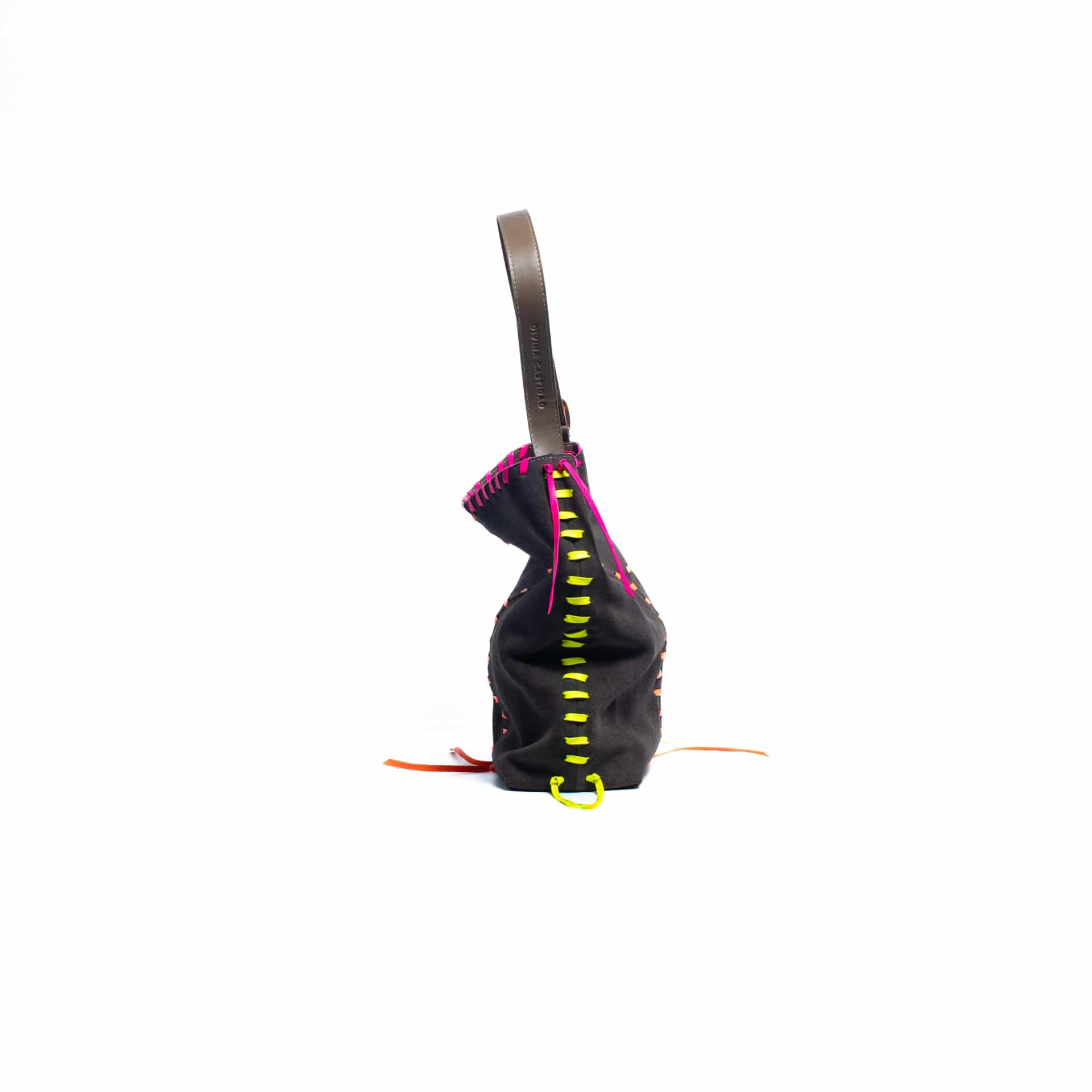 PIÑATA BAG - taupe x cintas en cuero neón - miniatura 3