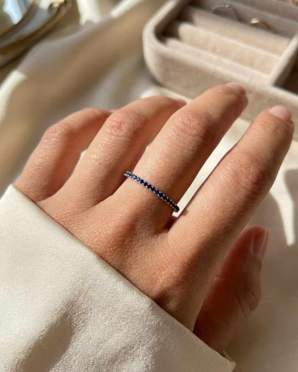 Anillo cintillo Zafiro azul Oro 18k - miniatura 2