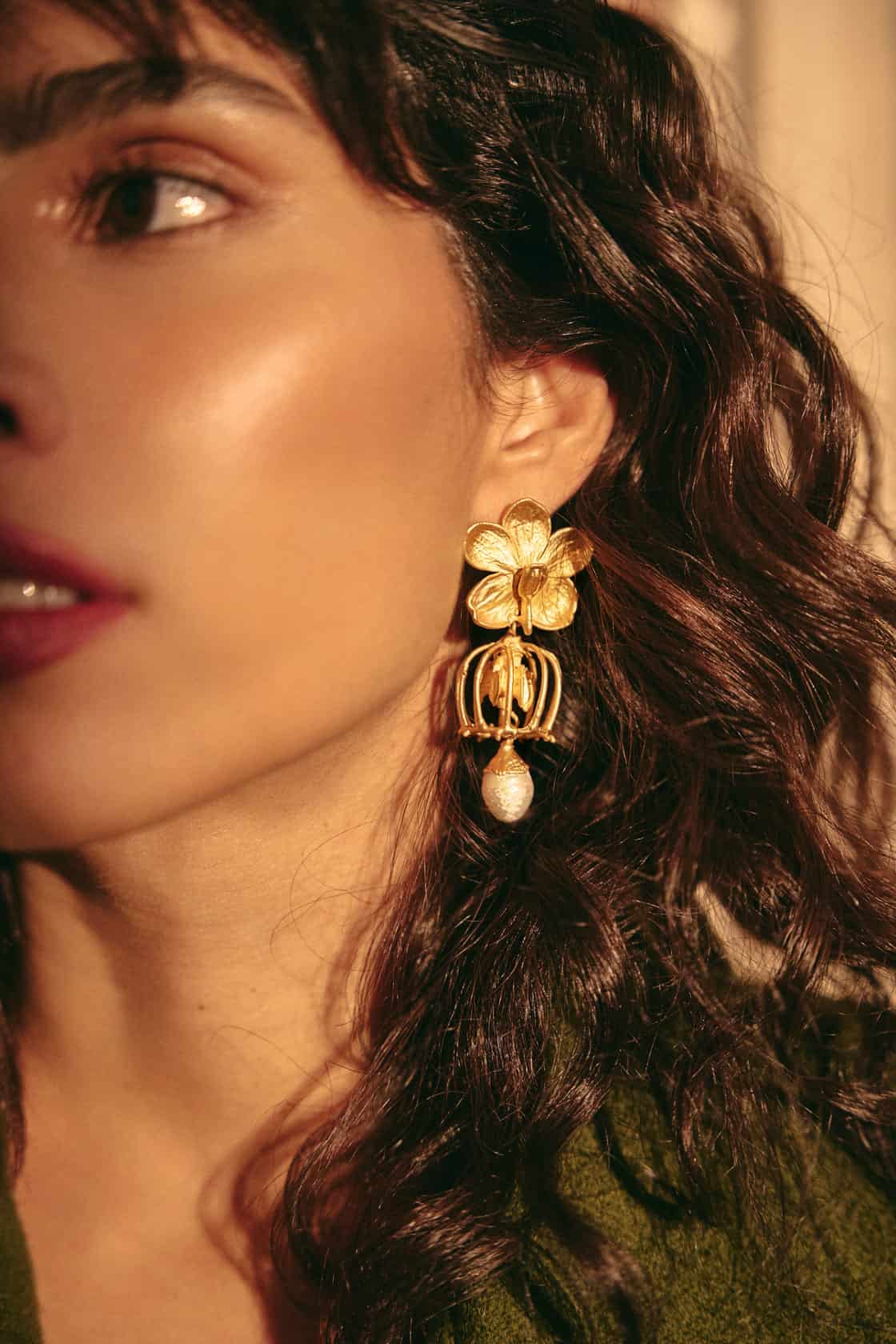 MINI VANDA ORCHID CAMPANULA AND PEARLS CHANDELIER EARRINGS - miniatura 2