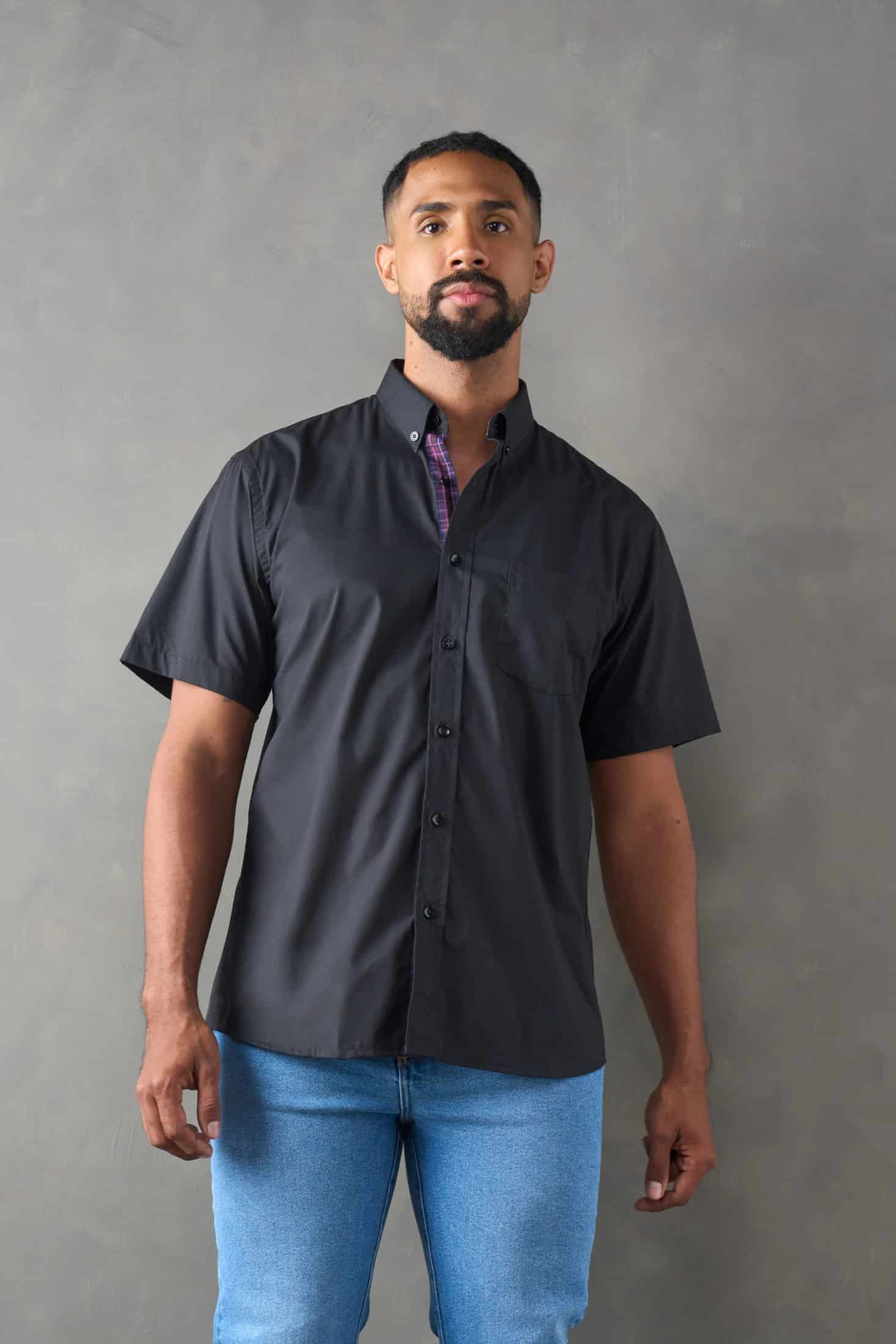 Camisa regular fit manga corta negro - miniatura 1
