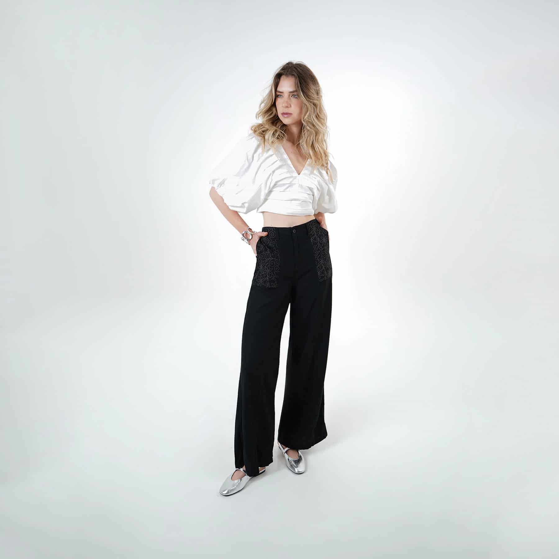 Blusa crop escote en v manga globo alforzada abierta en espalda - miniatura 9