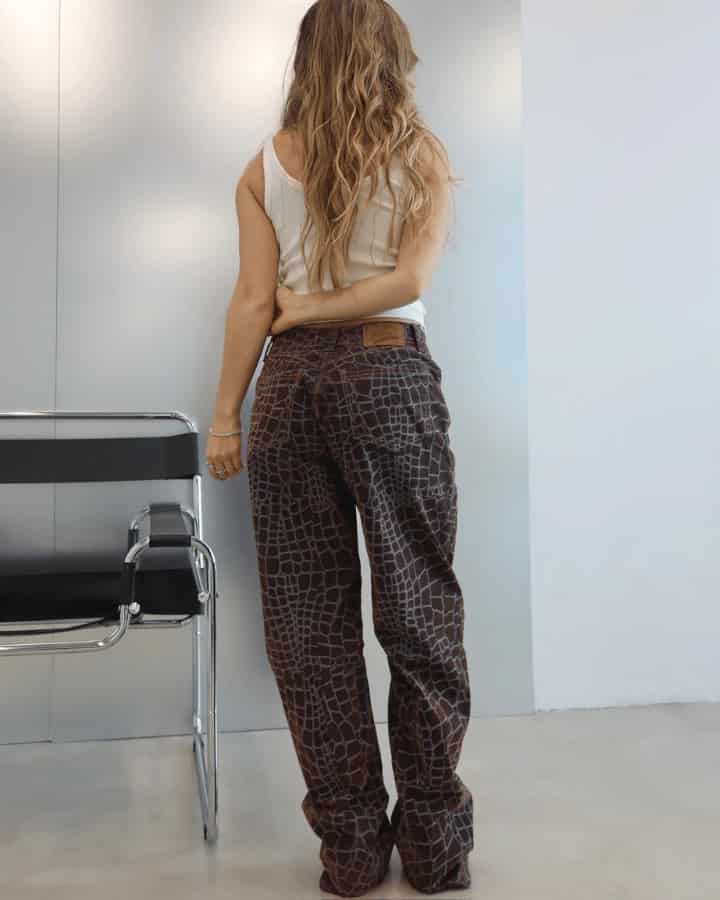 JEAN RELAXED FIT GIRAFFE PRINT CAFÉ - miniatura 4