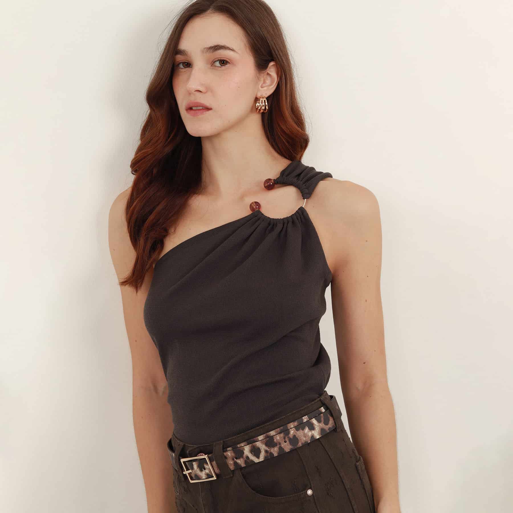 Blusa top tejido cuello asimétrico con hombro descubierto - miniatura 1