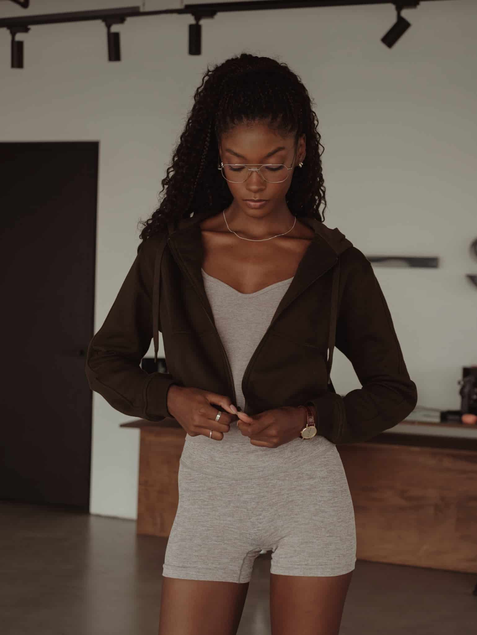 CROPPED ZIP HOODIE - DARK CHOCOLATE - miniatura 3