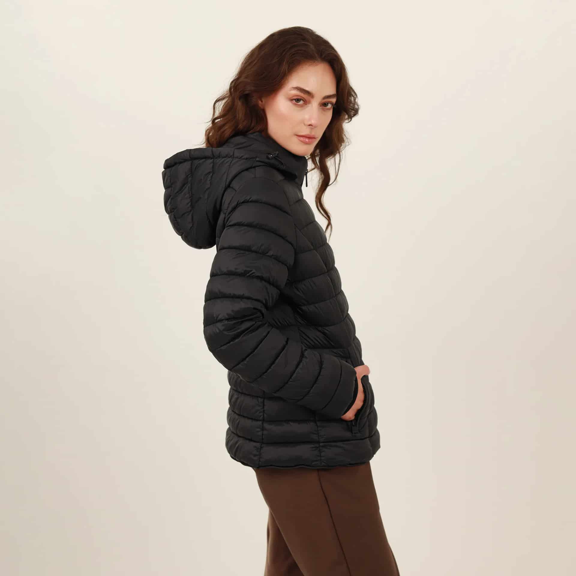 Chaqueta acolchada básica cuello alto con capucha - miniatura 14