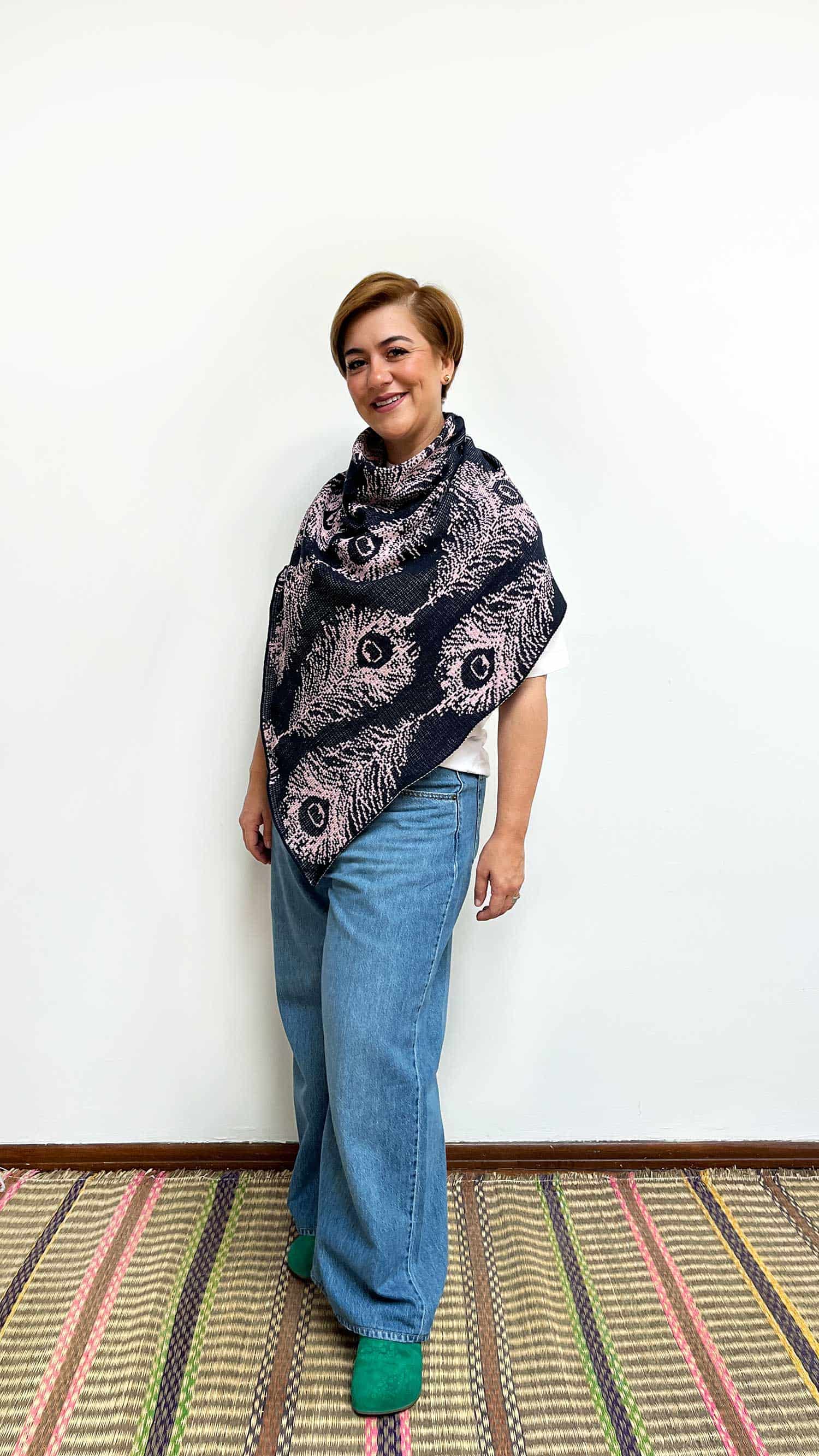 Poncho Plumas - azul oscuro y rosado - miniatura 3