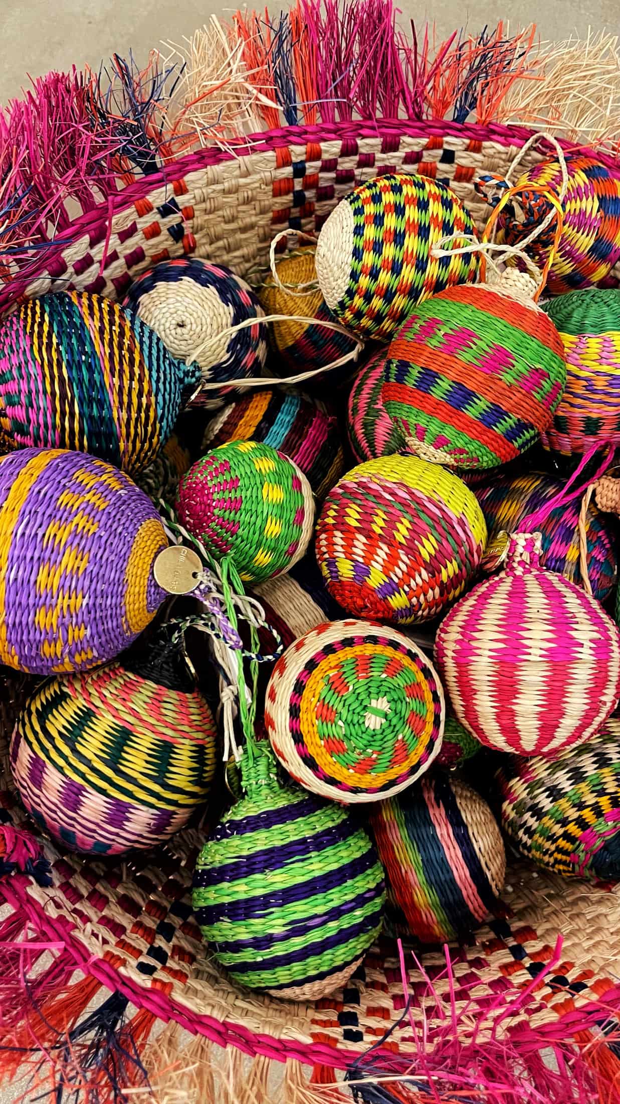 Handmade Iraca Palm Christmas Balls - Set of 3 - miniatura 4