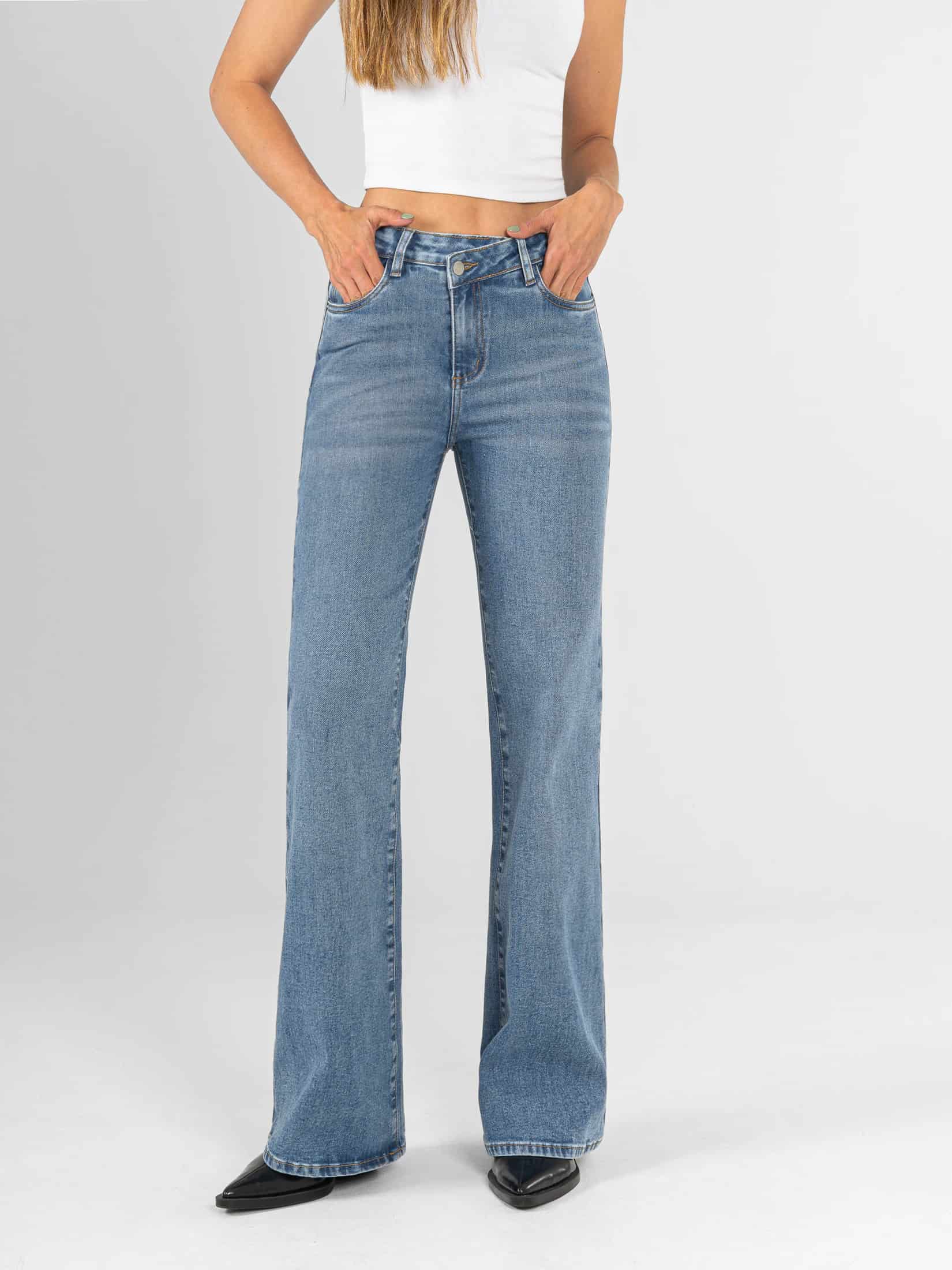 Ref: 066320 Jean flare stretch, bota ancha, tiro alto, tono azul medio, detalle en pretina - miniatura 1