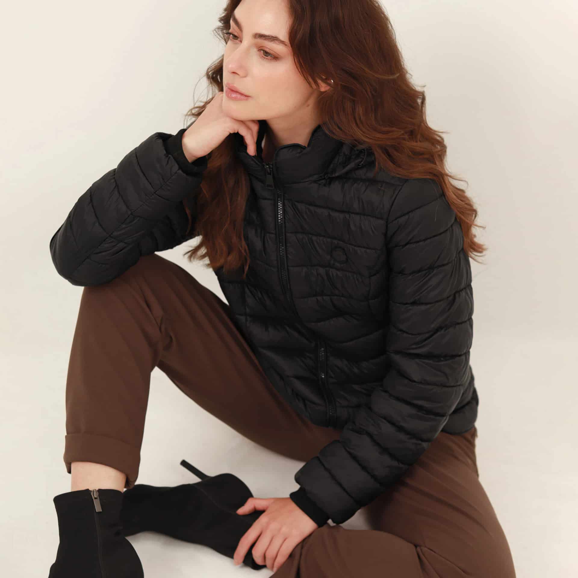 Chaqueta acolchada básica cuello alto con capucha - miniatura 39