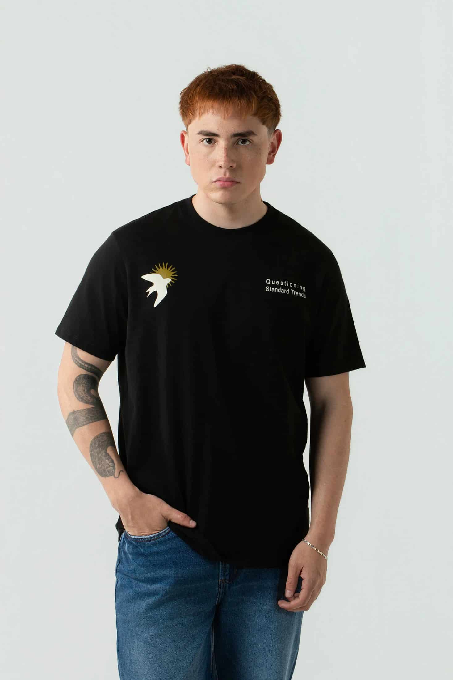 CAMISETA ESPECIAL ESTAMPADO LOCALIZADO COLOR NEGRO - miniatura 2