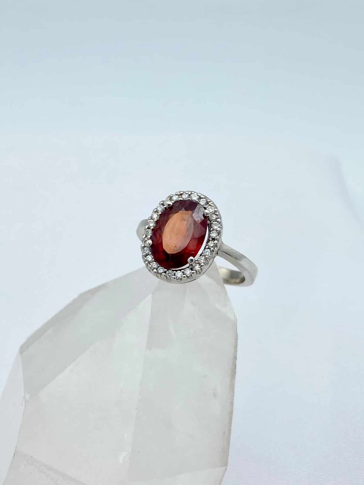Anillo Granate con Diamantes en Oro 18K Blanco - miniatura 1
