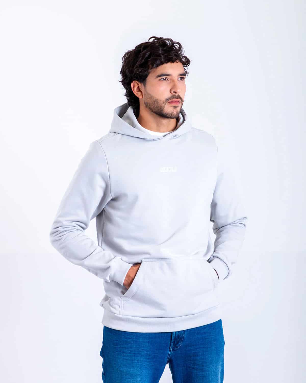 Buzo gris estampado espalda para hombre - miniatura 2