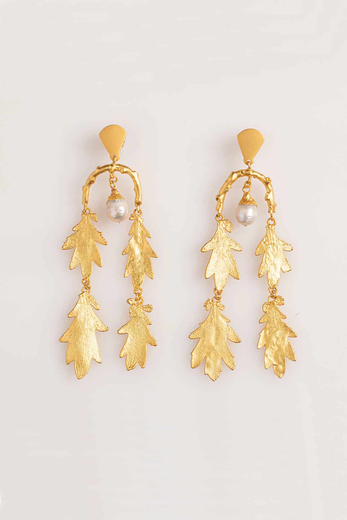 CHRYSANTHEMUS LEAVES AND PEARL CHANDELIER EARRINGS - miniatura 1