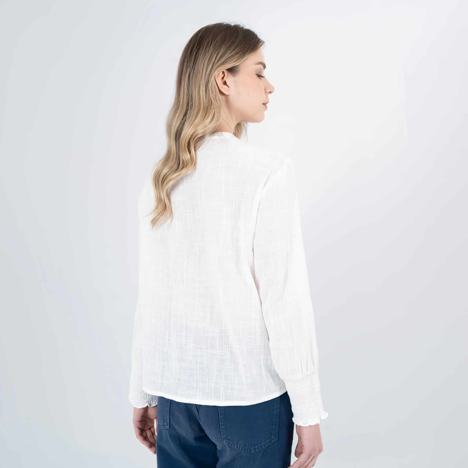 Blusa cuello nerú manga larga con bordado flores en contraste - miniatura 5