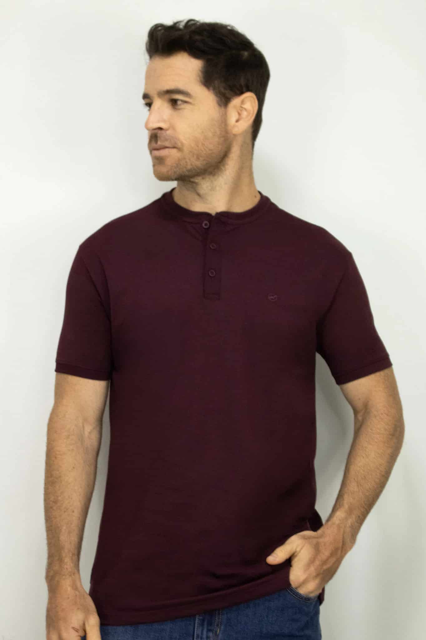 Camiseta Cuello Henley Manga Corta Vinotinto para Hombre - miniatura 1