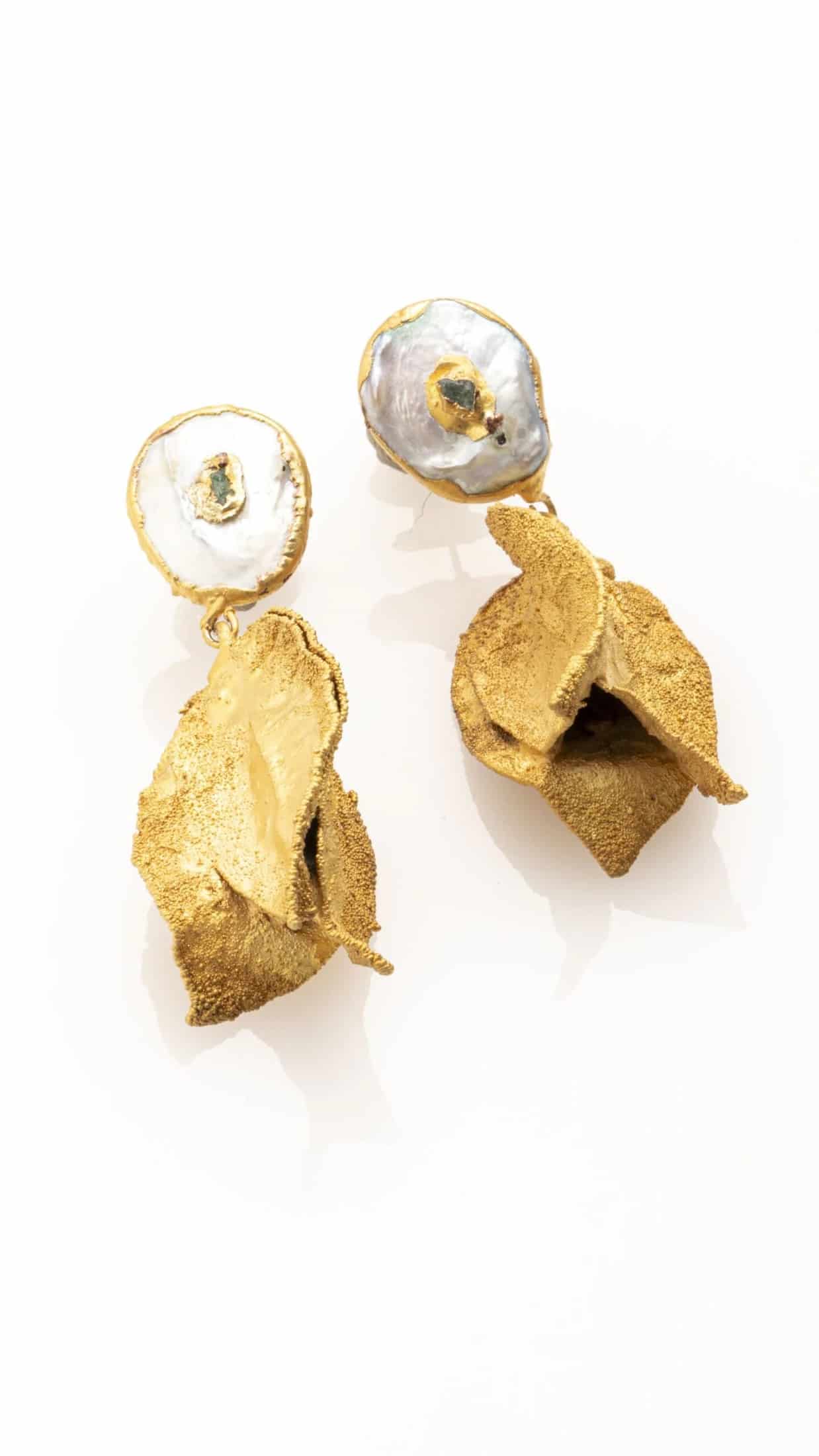ARETES BUGANVILIA MINI CON PERLA Y ESMERALDA EN BRUTO - miniatura 1