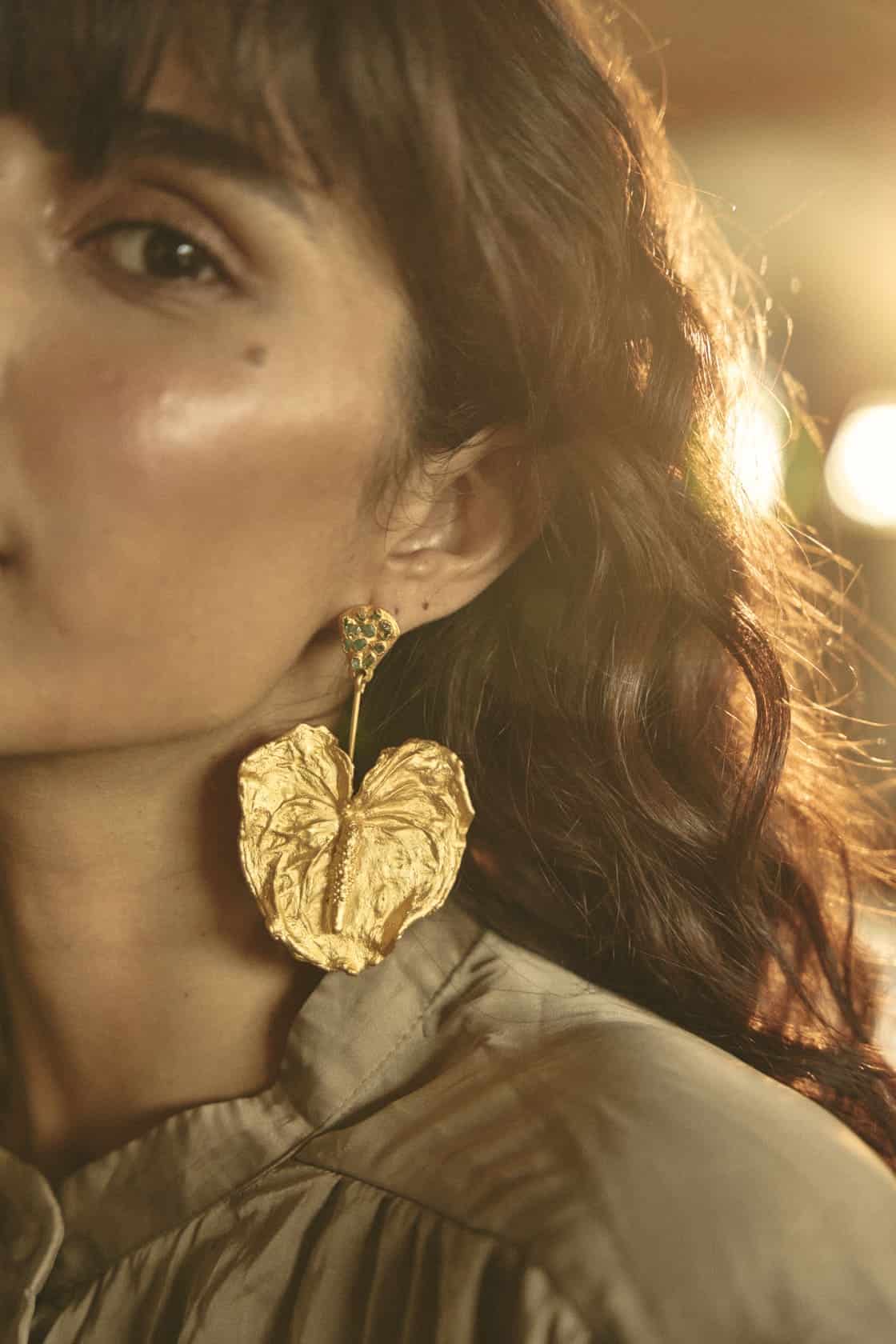 ANTHURIUM EARRINGS AND ROUGH EMERALDS STUDS - miniatura 4