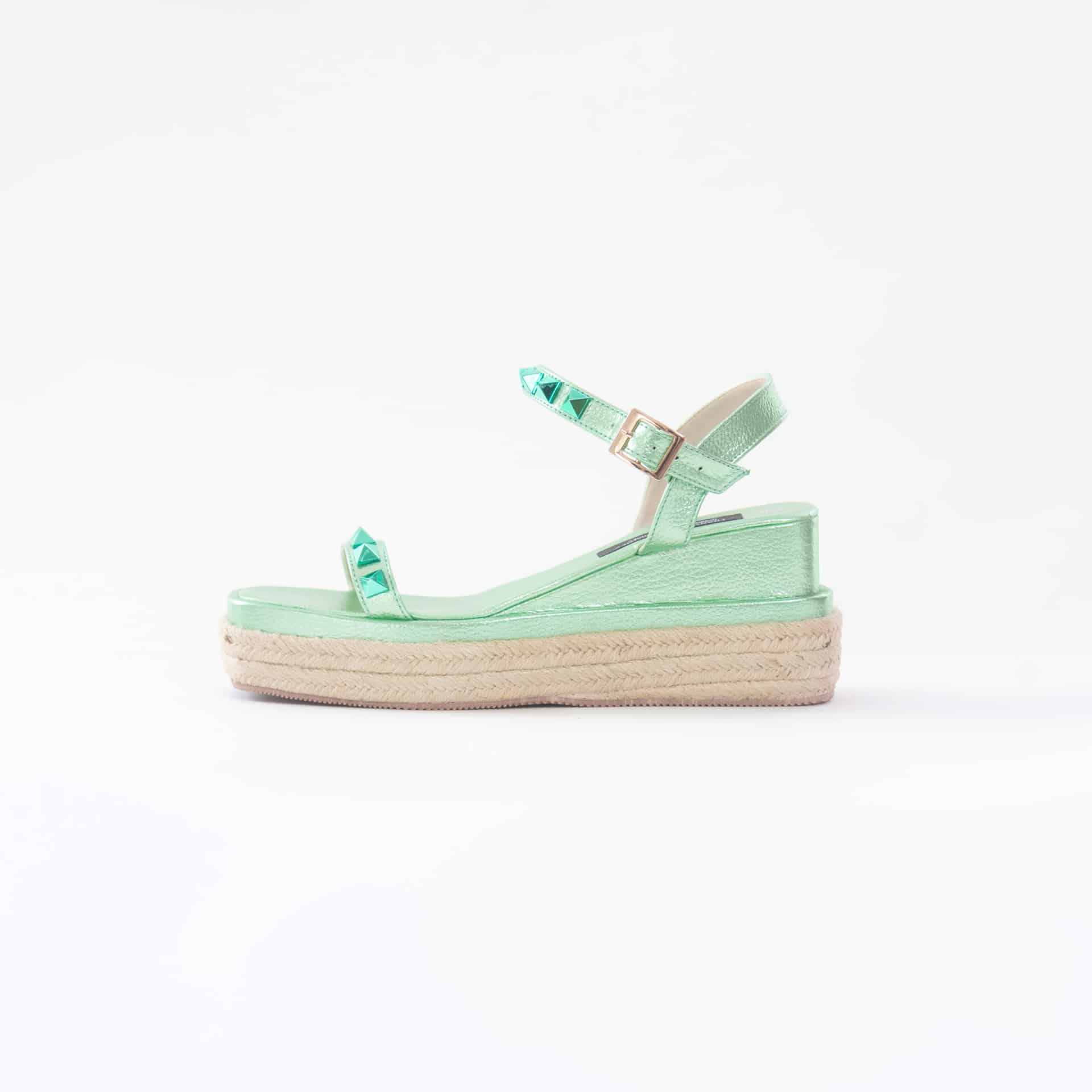 Sandalia Valeria | Con tacon bajo combinado con fibra natural y cuero en color verde con detalles de tachas en la parte superior - miniatura 1