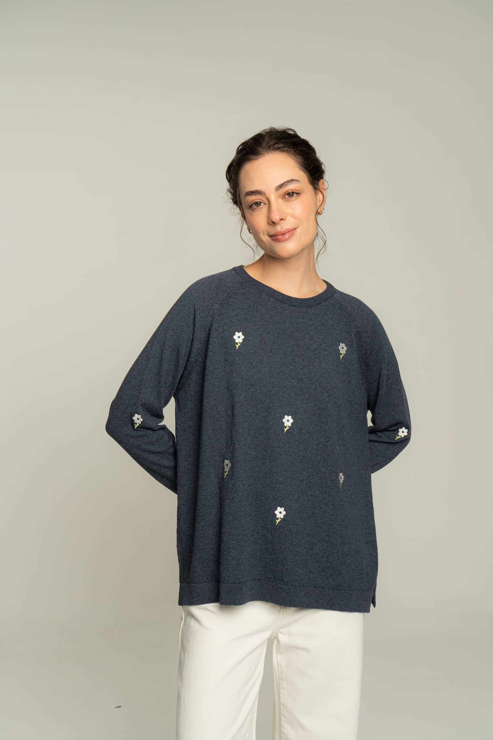 Sweater flores bordadas - azul petróleo - miniatura 1