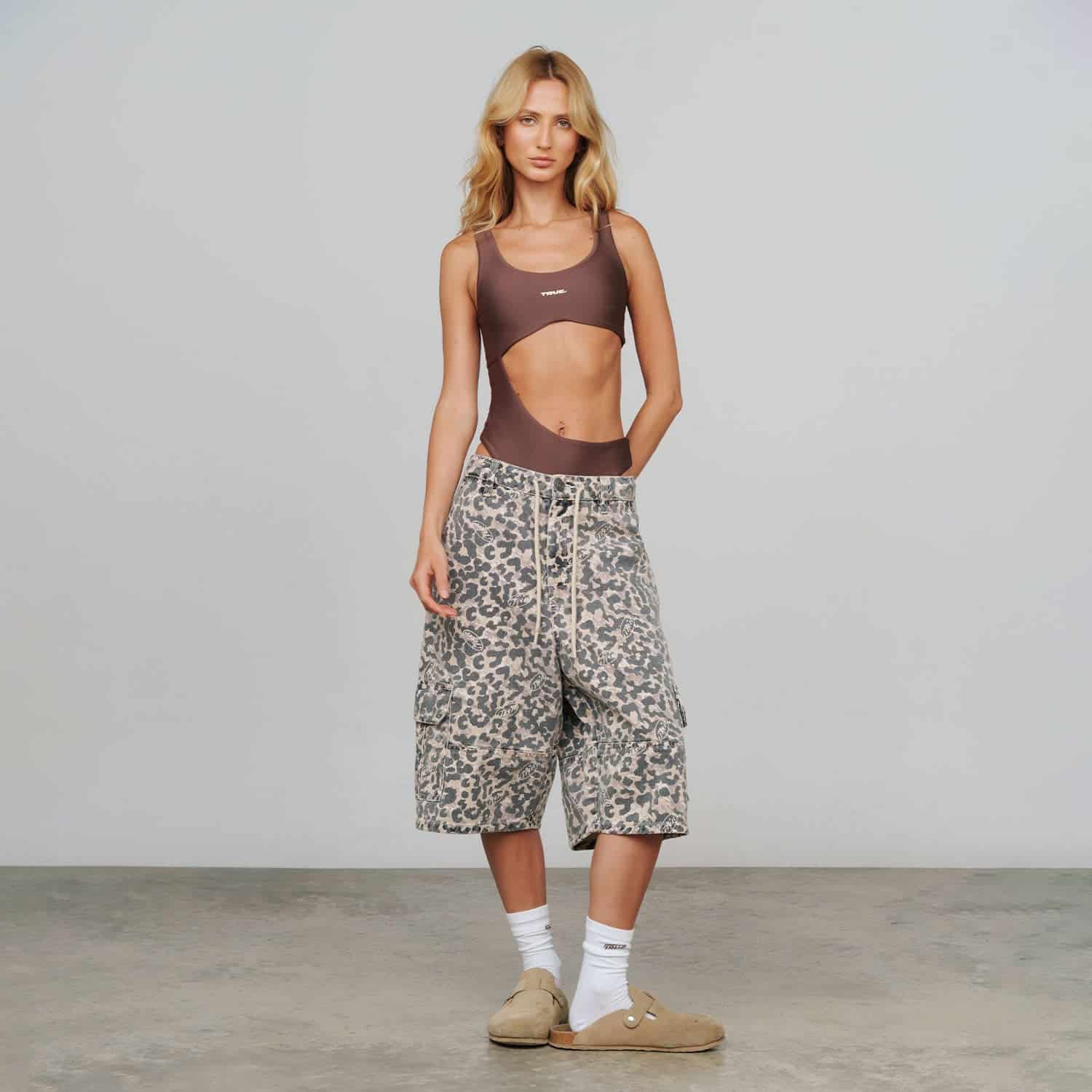 Intuition Leopard Cargo Jorts - Camel - miniatura 7