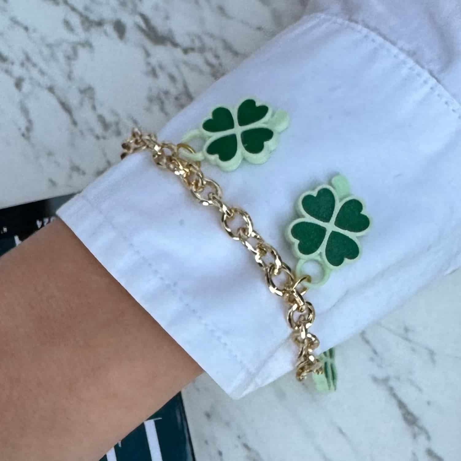 BRAZALETE CON DIJES DE TRÉBOL - miniatura 2
