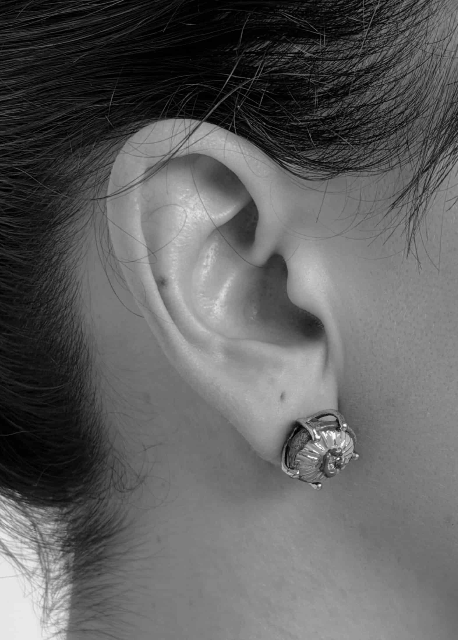 Aretes mini sombrerito dorado - miniatura 3