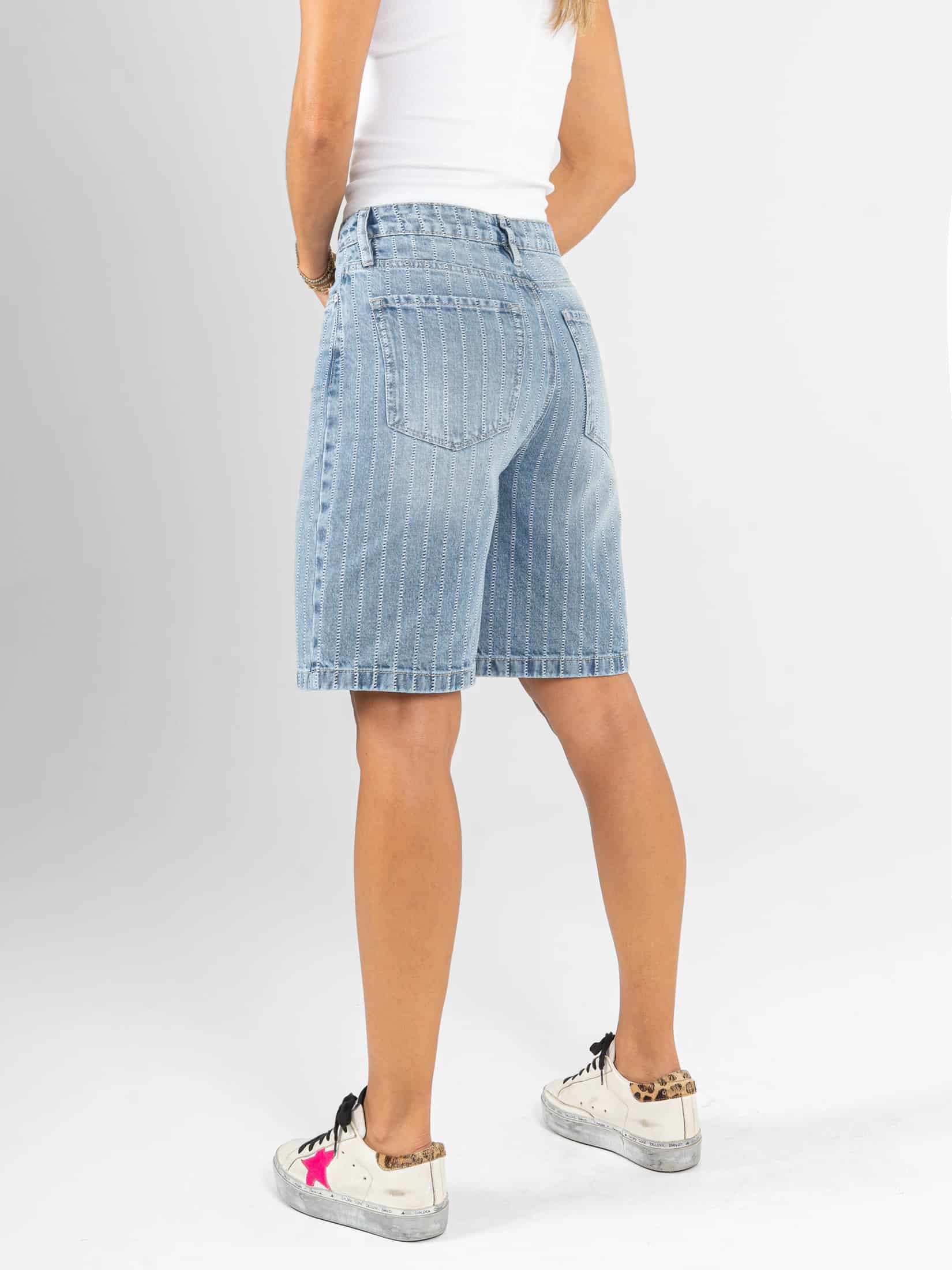 Ref: 066470 Bermuda en denim, rígido, detalle en pretina, rayas, tiro alto, tono azul claro. - miniatura 3