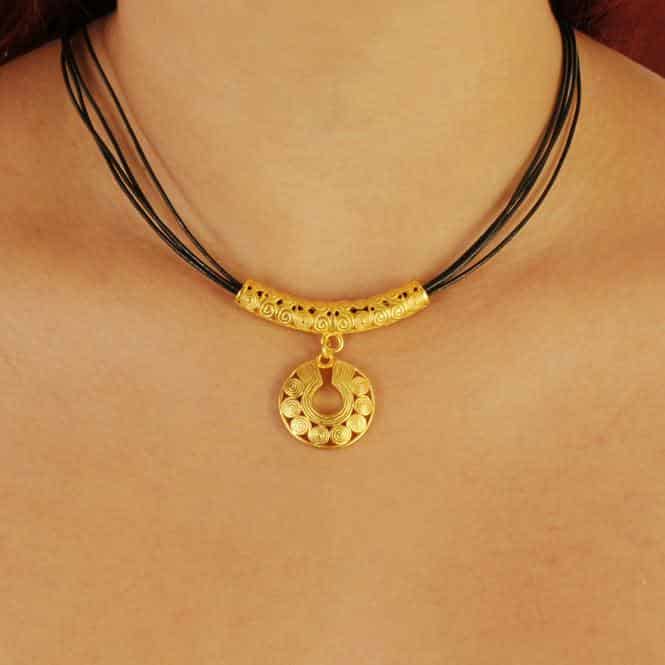 Collar Cuero 4 Vueltas y Dije Pequeño Nariguera de Círculos Quimbaya - miniatura 2