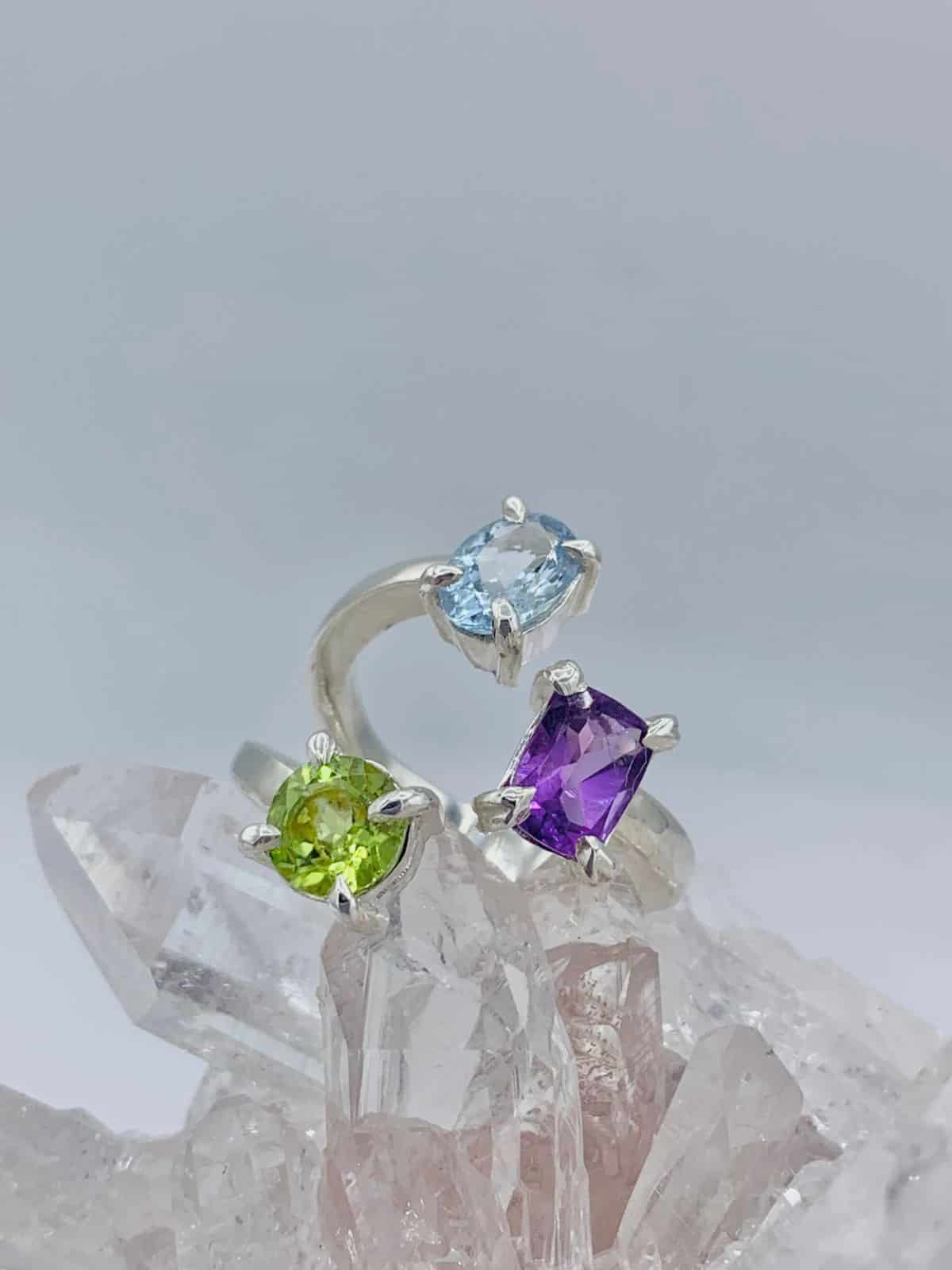 Anillo multipiedras Aguamarina, Peridoto y Amatista colección llénate de color - miniatura 1