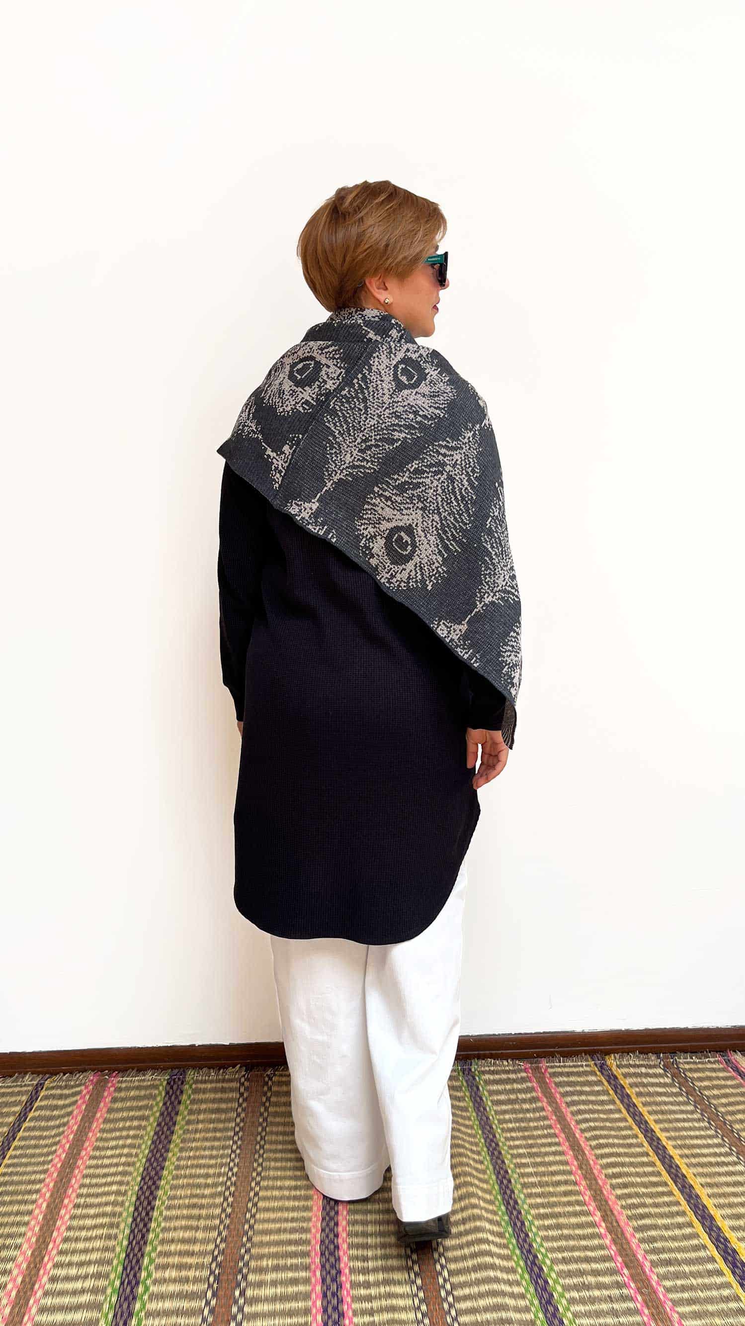 Poncho Plumas - arena y gris oscuro - miniatura 3