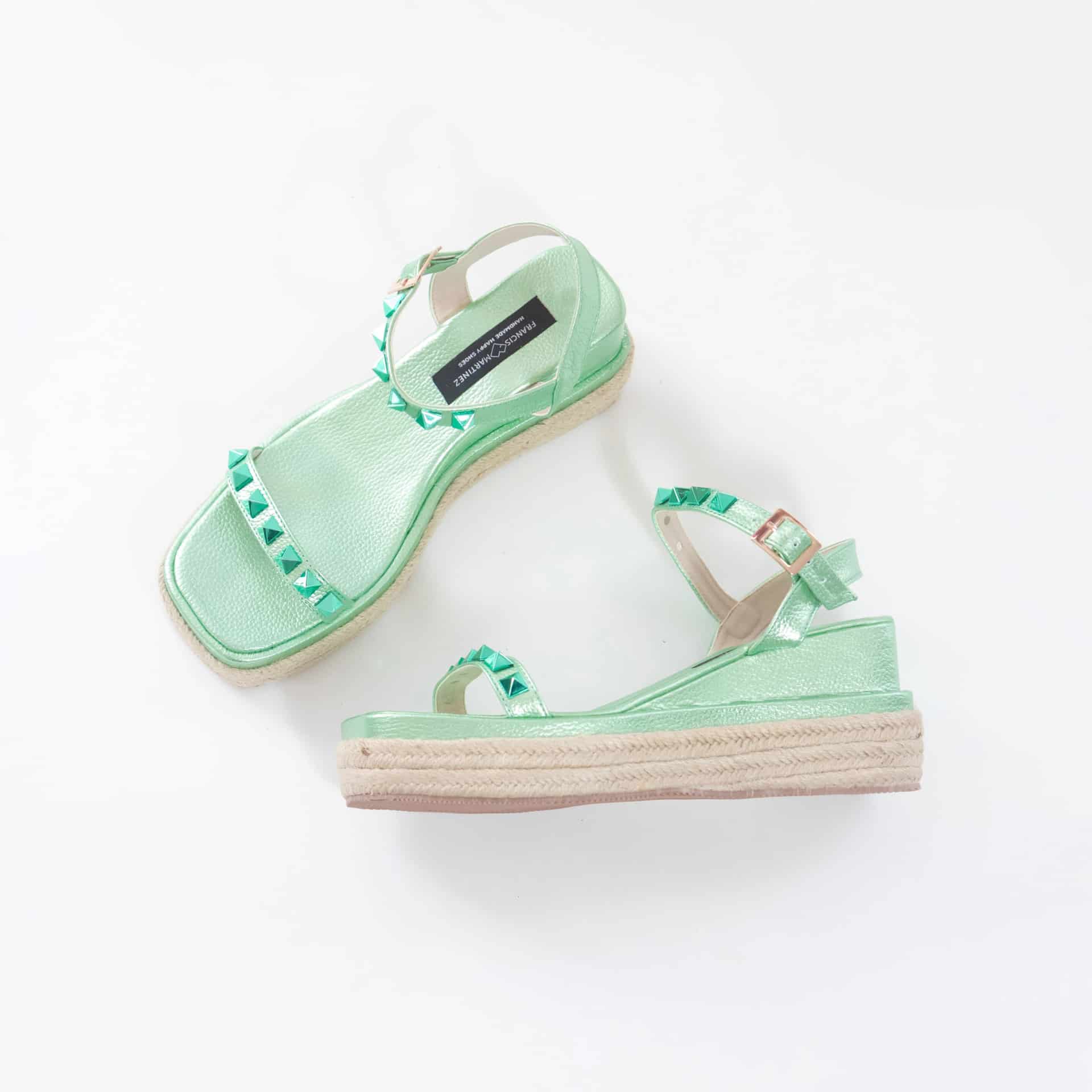 Sandalia Valeria | Con tacon bajo combinado con fibra natural y cuero en color verde con detalles de tachas en la parte superior - miniatura 2