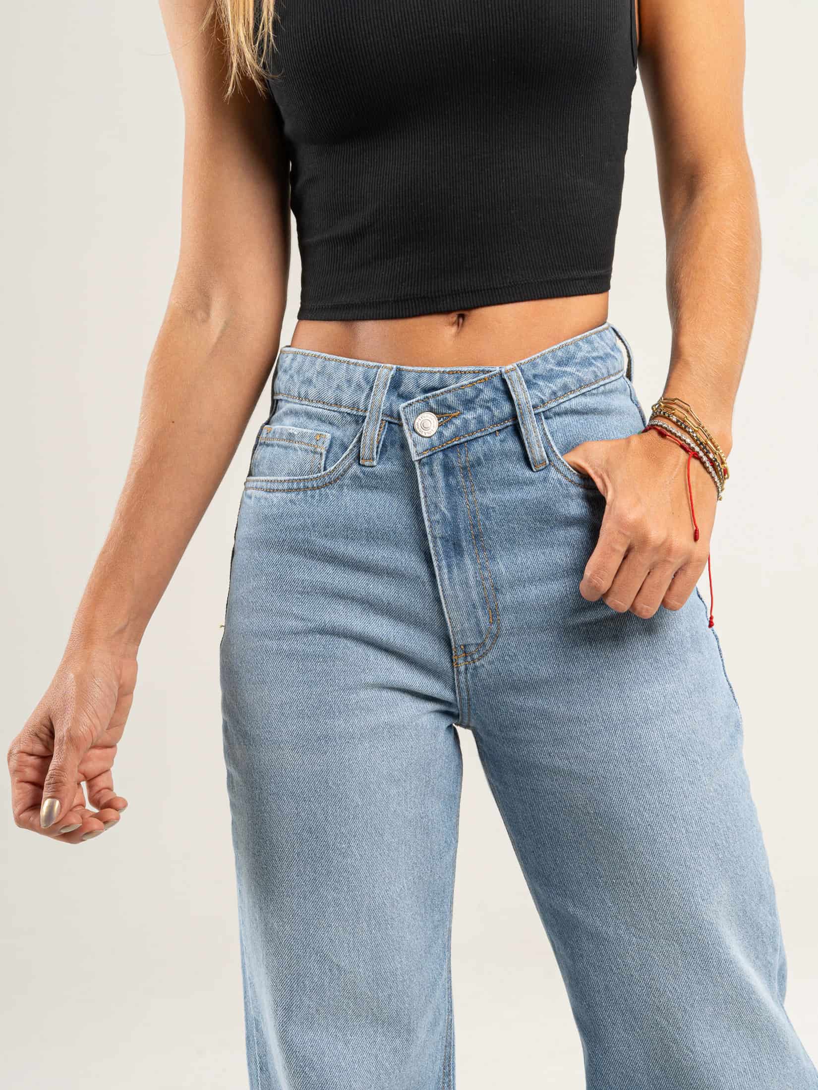 Ref: 064977 Jean Mom Flare, rígido, tiro alto, tono azul medio, detalle en pretina. - miniatura 3