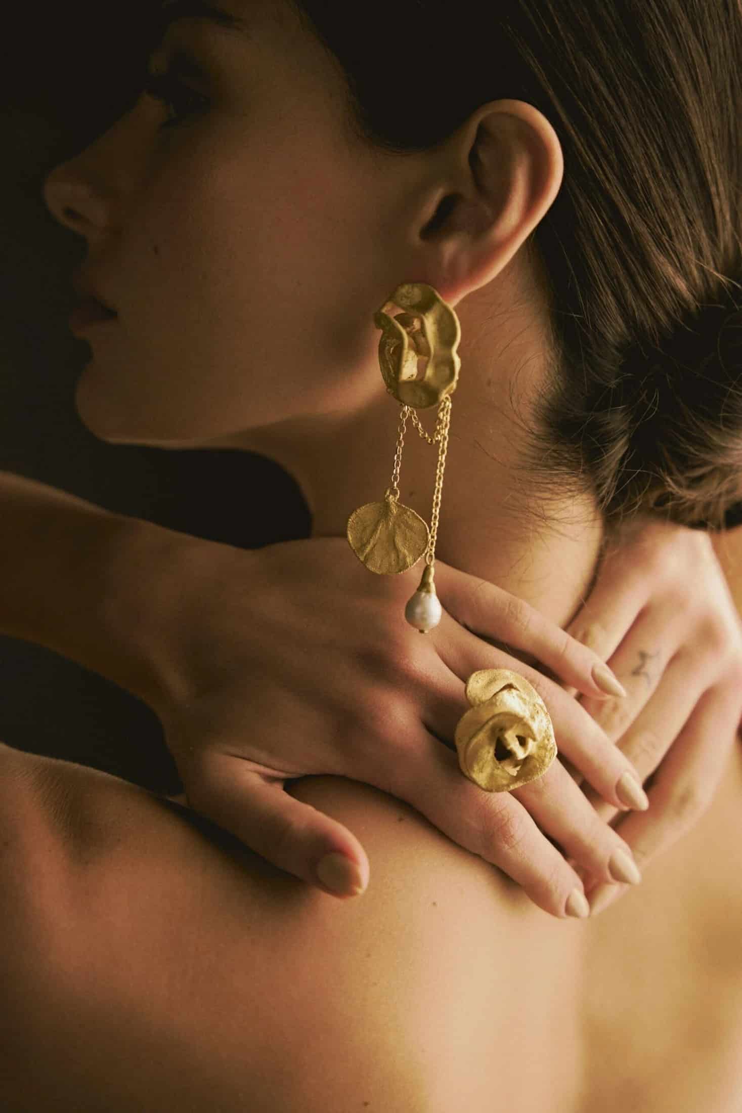 ARETES ACACIA CON PÉTALO REMOVIBLE CADENAS Y PERLAS - miniatura 6