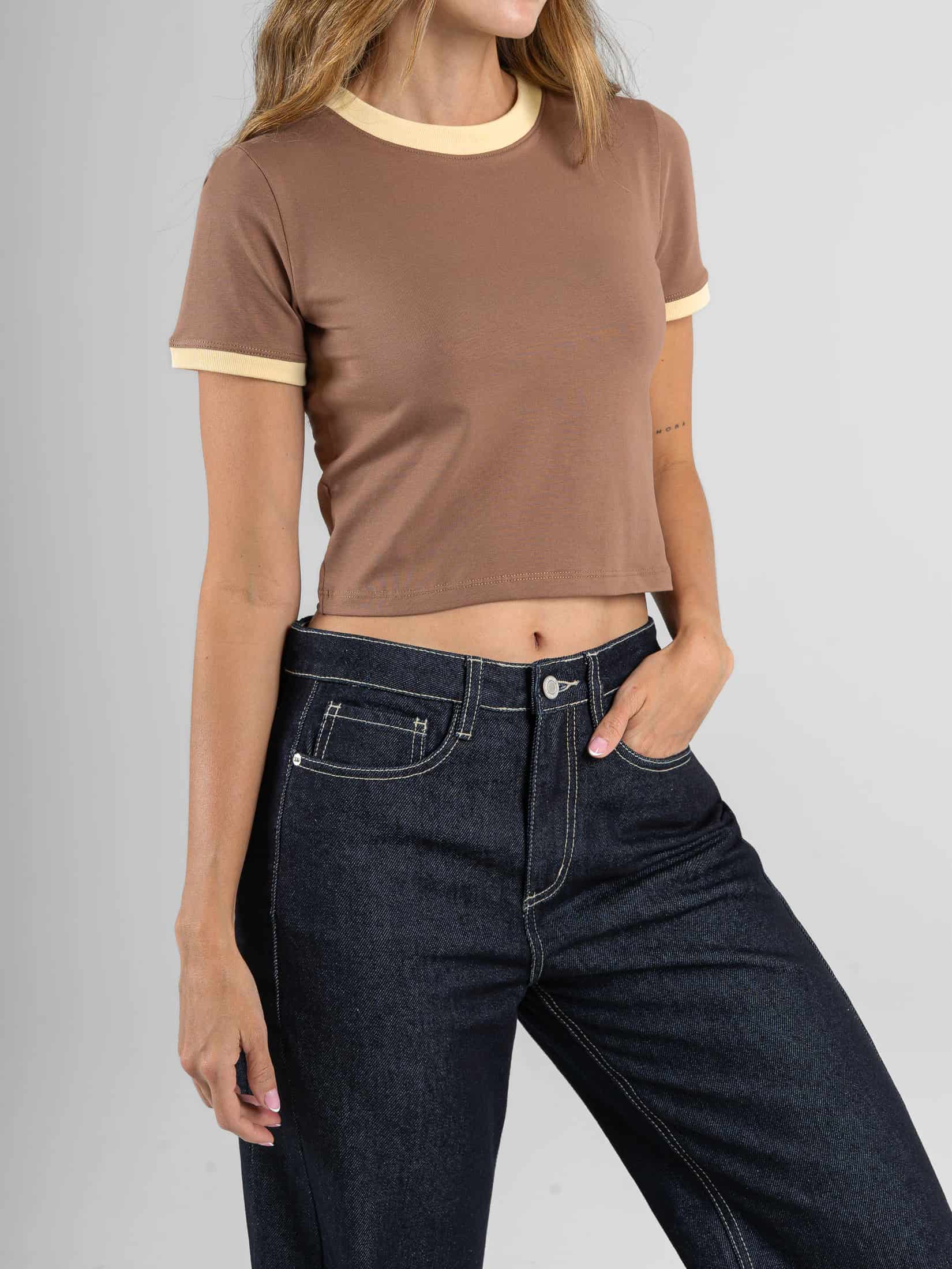 Ref: 0610710 T-shirt cropped, cuello redondo y manga corta, acabados con vivo combinado a contraste, tono cafe - miniatura 3