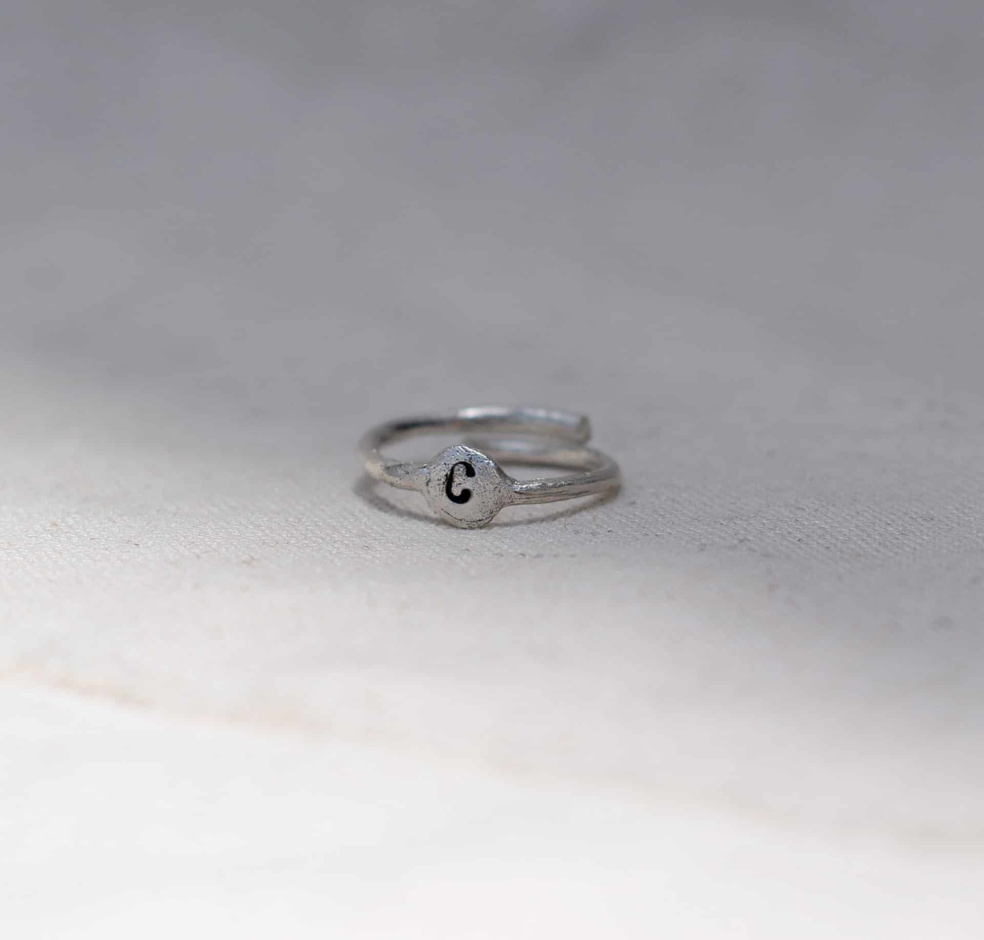 Anillo letra (Plata ley950) - miniatura 1