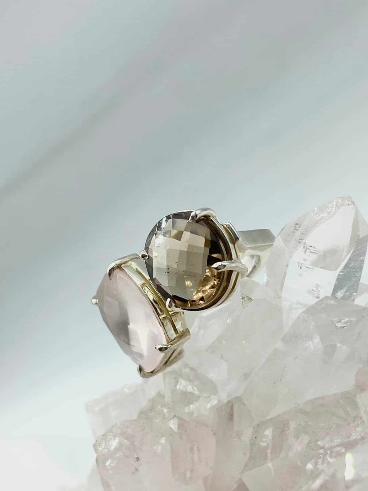 Anillo Doble Cuarzo Humo ovalado y Cuarzo Rosa rectangular colección Armonía Dual - miniatura 1