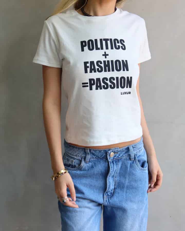 CAMISETA MANGA CORTA ESTAMPADO "POLITICS + FASHION = PASSION" BABY TEE BLANCA - miniatura 12