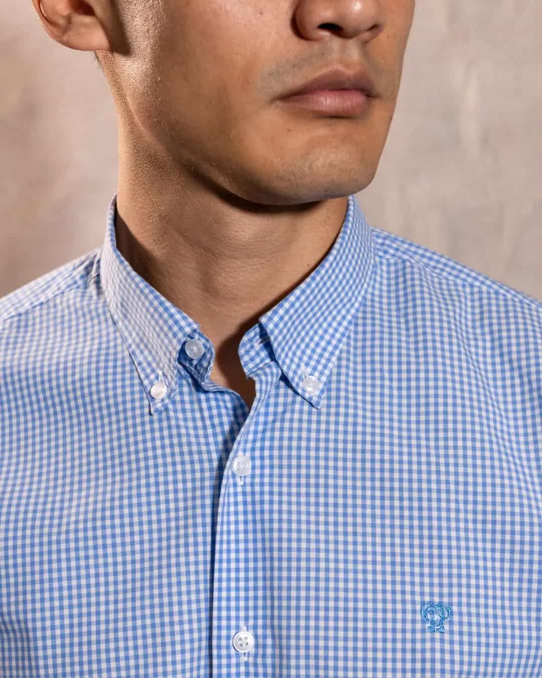 Camisa Antimanchas Popelina Cuadros Azul Claro Logo Combinado - miniatura 3