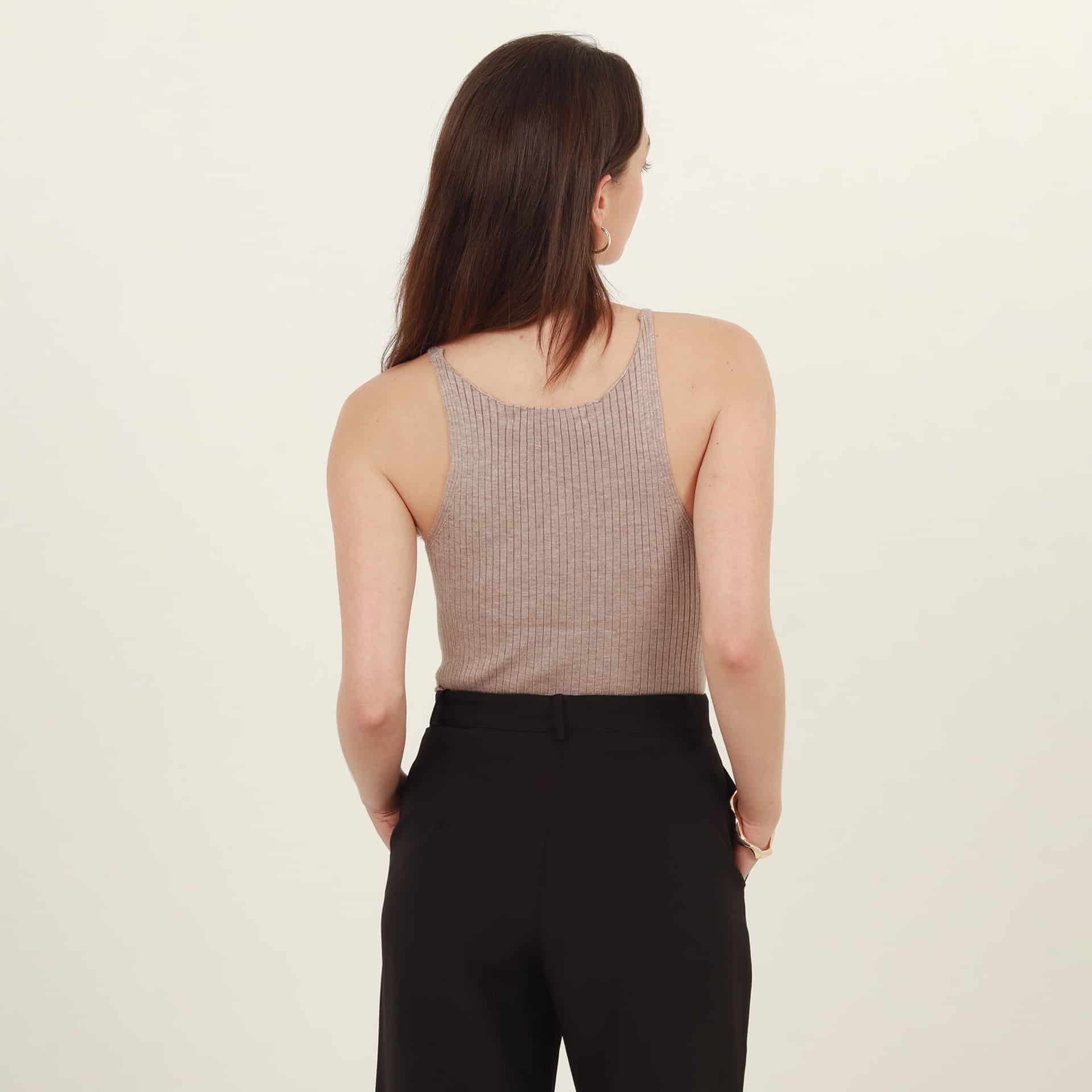 Blusa top cuello redondo con tirantes finos - miniatura 3