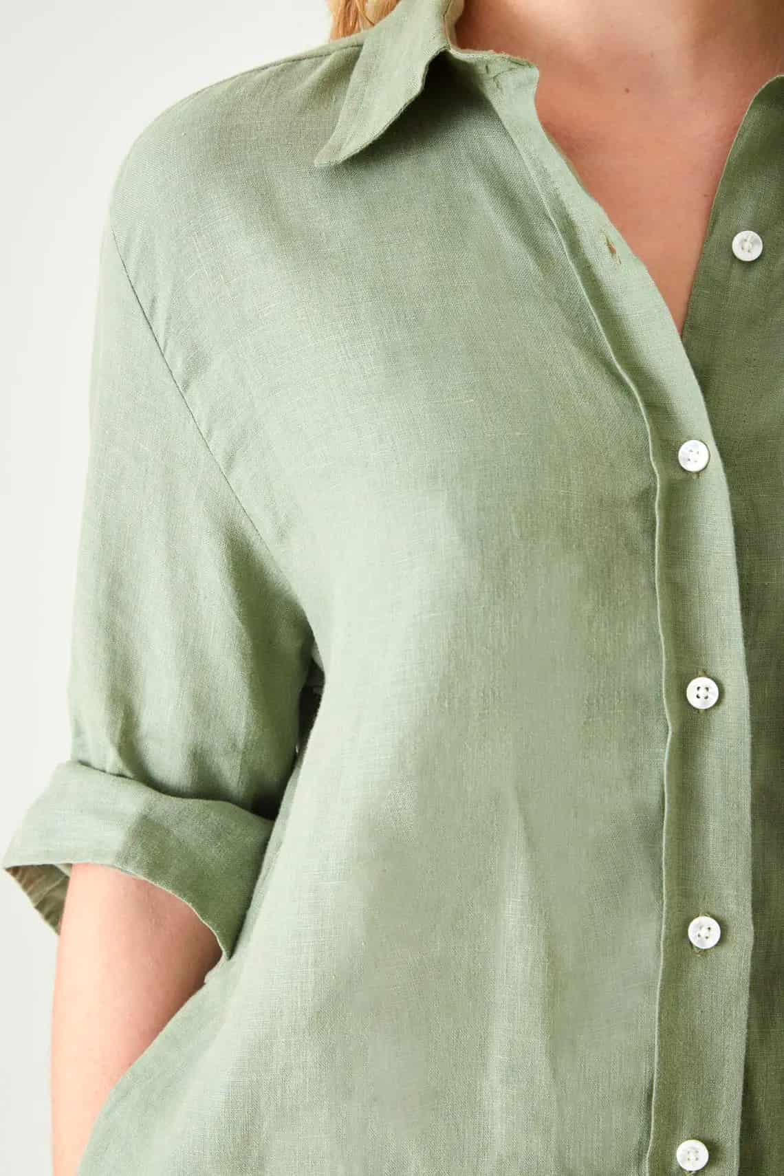 Camisa relaxed fit con bajo redondeado y aberturas laterales en lino verde salvia para mujer - miniatura 4