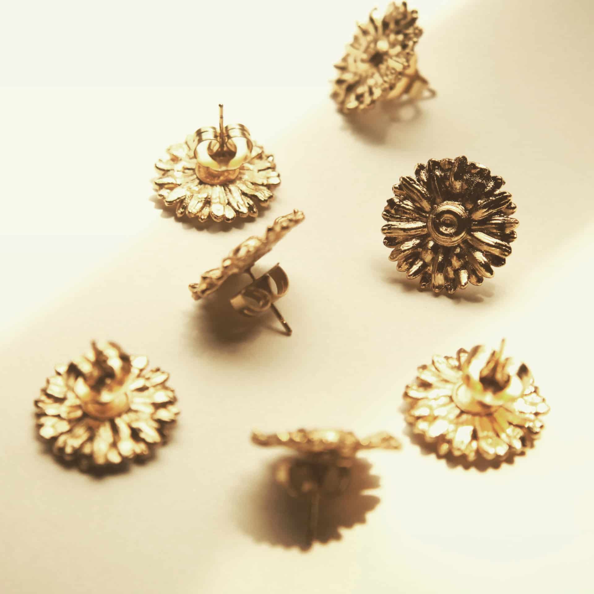 Aretes con flor de margarita mediana - miniatura 4