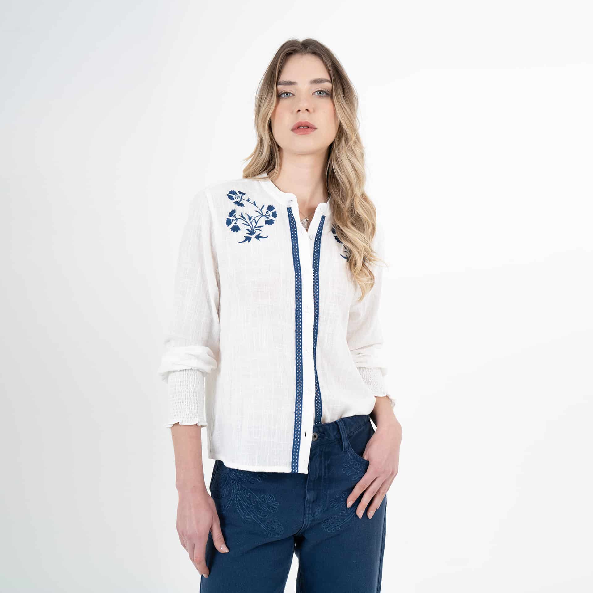 Blusa cuello nerú manga larga con bordado flores en contraste - miniatura 1