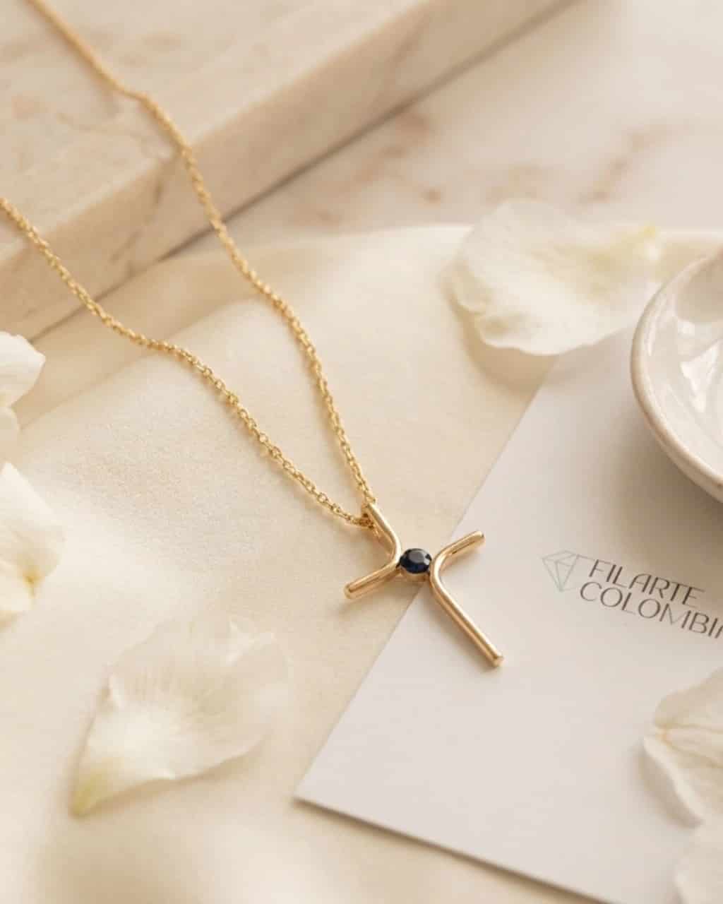 Cadena con Dije cruz y Zafiro azul Natural Oro 18k - miniatura 2