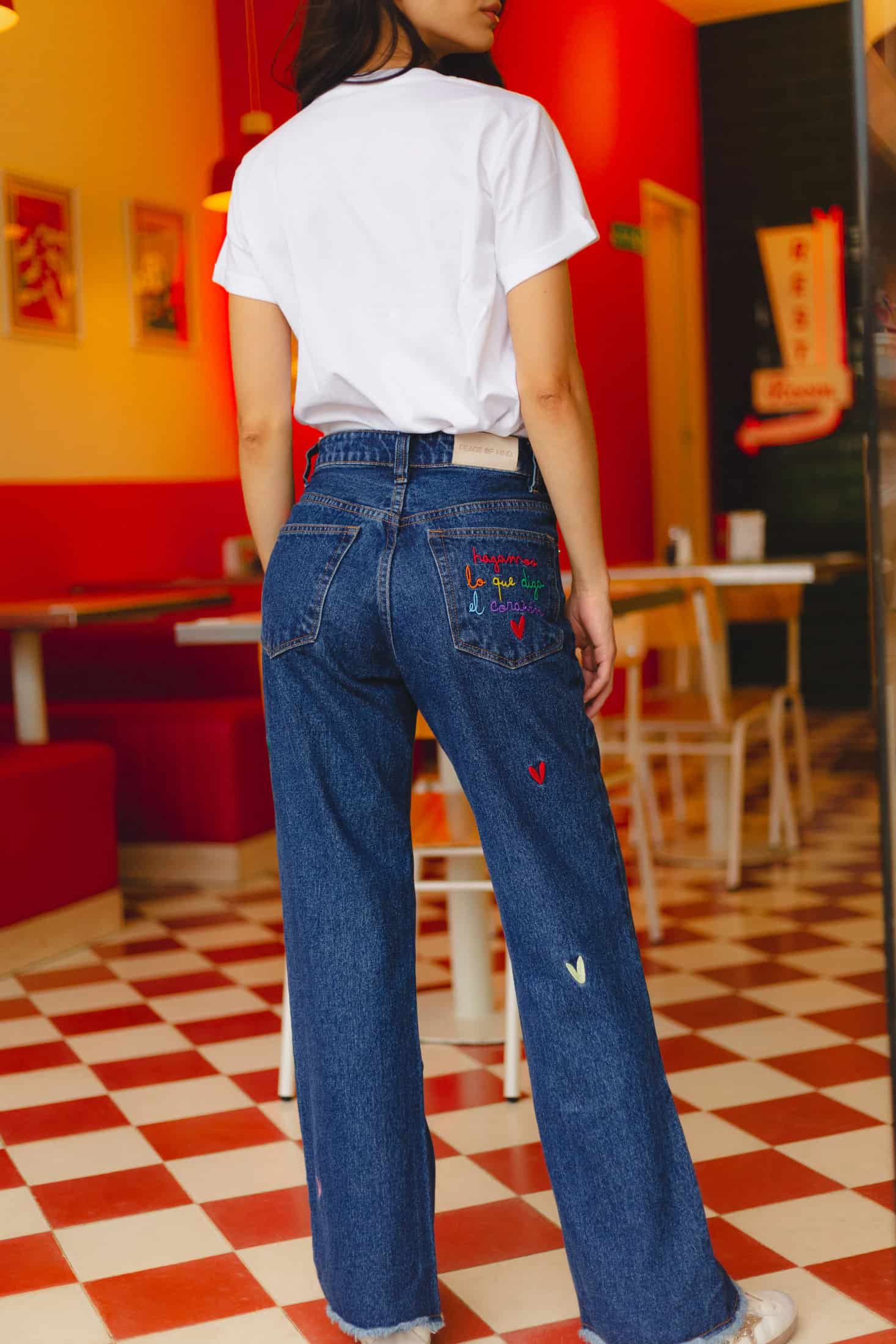 Hagamos Lo Que Diga El Corazón Embroidered Jeans - miniatura 4