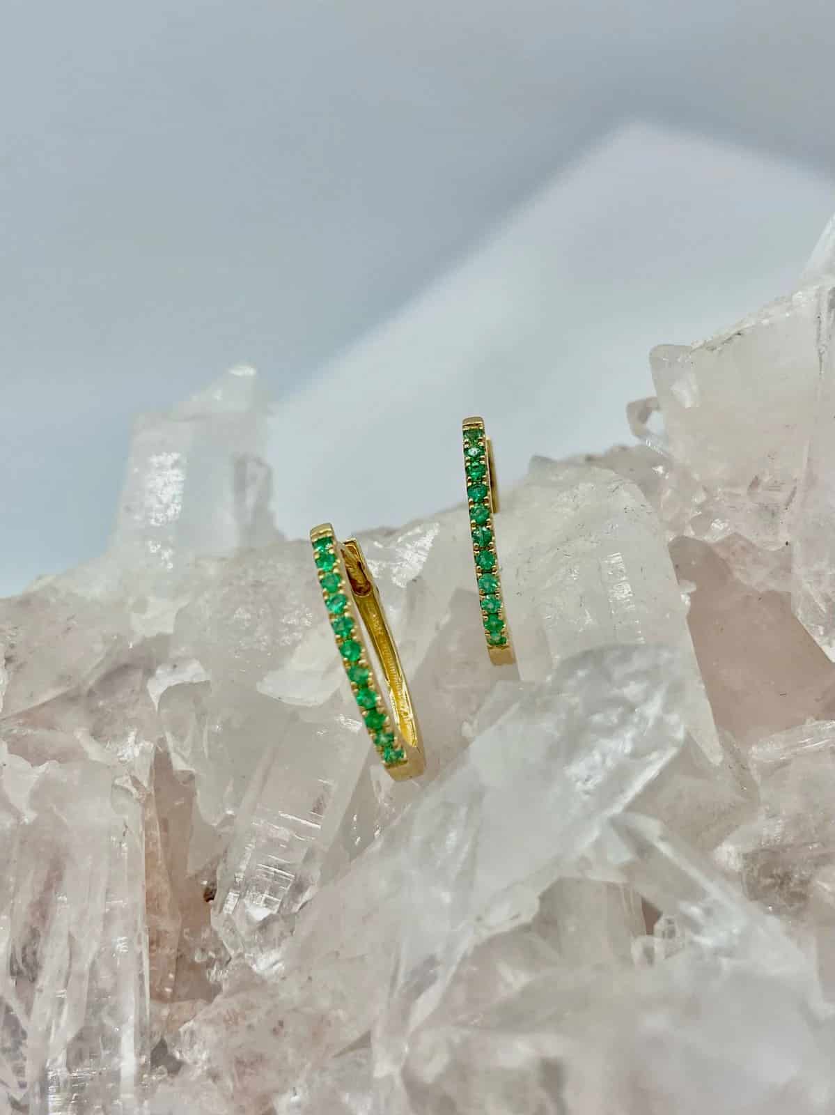 Aretes Esmeralda en Oro Blanco 18K estilo candonga Ovaladas medianas - miniatura 3